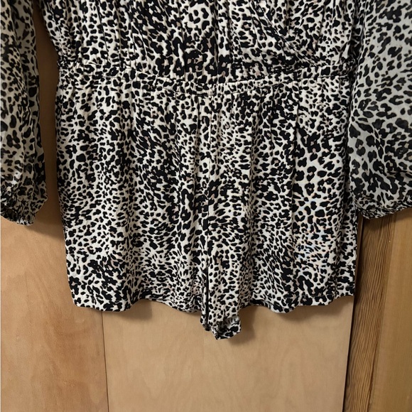 Guess Factory Leopard Print Long Sleeve Romper Shorts - Picture 7 of 7